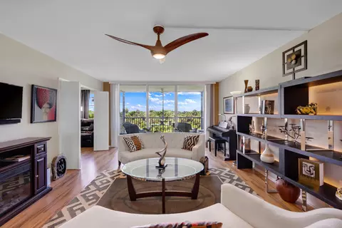 3960 Oaks Clubhouse Dr #504, Pompano Beach, FL 33069