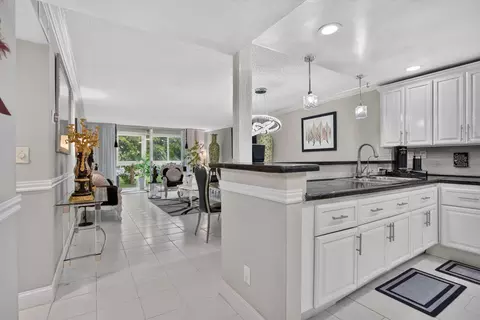 9201 Sunrise Lakes Blvd #202, Sunrise, FL 33322