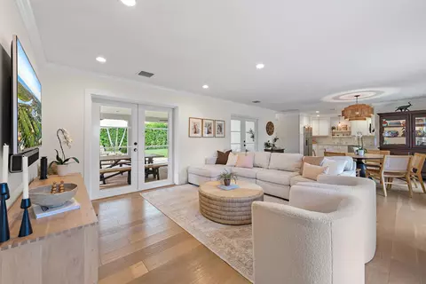 Living - 215 Golfview Dr, Tequesta, FL 33469 photo 2 of 3