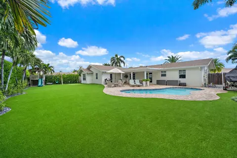 Exterior - 215 Golfview Dr, Tequesta, FL 33469 photo 4 of 6