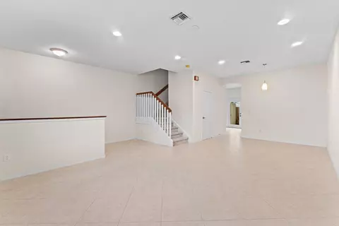 Living - 118 Seagrape Dr #107, Jupiter, FL 33458 photo 1 of 3