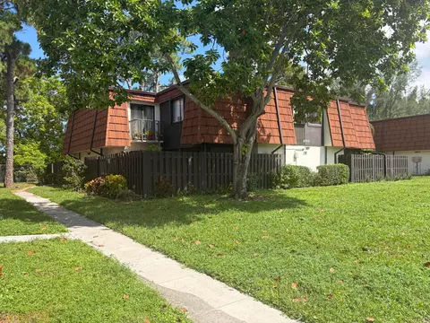 2200 White Pine Cir #B, Greenacres, FL 33415
