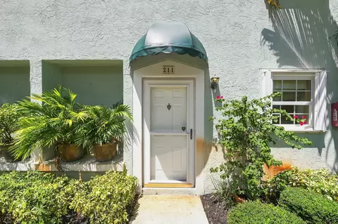 211 Waterside Dr, Hypoluxo, FL 33462
