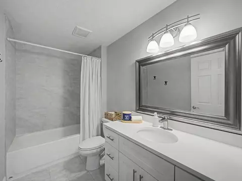 Bath - 17700 Cornelia Ave, Jupiter, FL 33458 photo 1 of 2