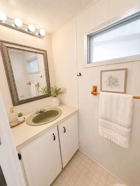 Bath - 2629 SE Penny Ln, Stuart, FL 34994 photo 2 of 4
