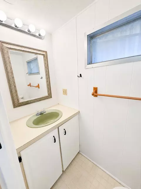 Bath - 2629 SE Penny Ln, Stuart, FL 34994 photo 1 of 4