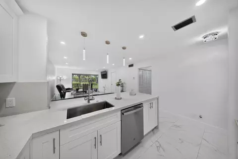 Kitchen - 265 Cape Cod Cir, Lake Worth, FL 33467 photo 4 of 7