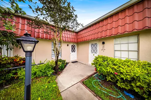 Exterior - 265 Cape Cod Cir, Lake Worth, FL 33467 photo 4 of 6
