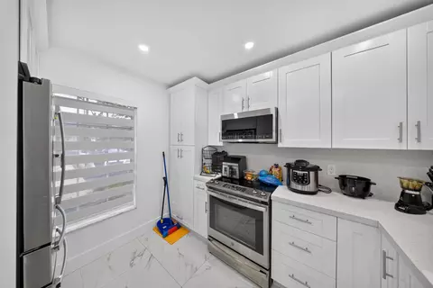 Kitchen - 265 Cape Cod Cir, Lake Worth, FL 33467 photo 2 of 7