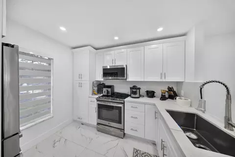 Kitchen - 265 Cape Cod Cir, Lake Worth, FL 33467 photo 5 of 7
