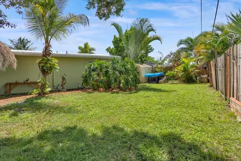 Exterior - 1121 SE Alamanda Ln, Stuart, FL 34996 photo 6 of 15