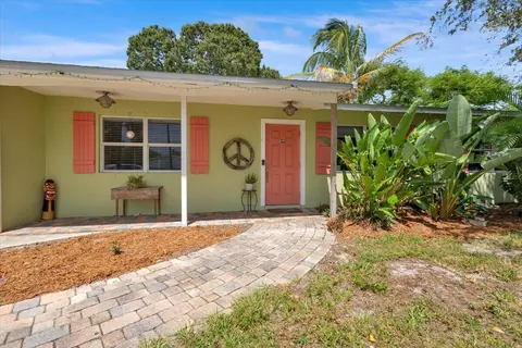 Exterior - 1121 SE Alamanda Ln, Stuart, FL 34996 photo 3 of 15