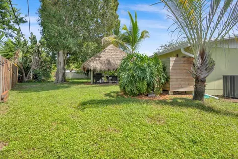 Exterior - 1121 SE Alamanda Ln, Stuart, FL 34996 photo 5 of 15