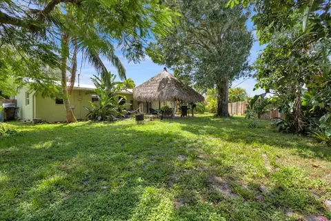 Exterior - 1121 SE Alamanda Ln, Stuart, FL 34996 photo 14 of 15