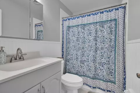 Bath - 1121 SE Alamanda Ln, Stuart, FL 34996 photo 5 of 6