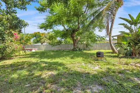 Exterior - 1121 SE Alamanda Ln, Stuart, FL 34996 photo 7 of 15