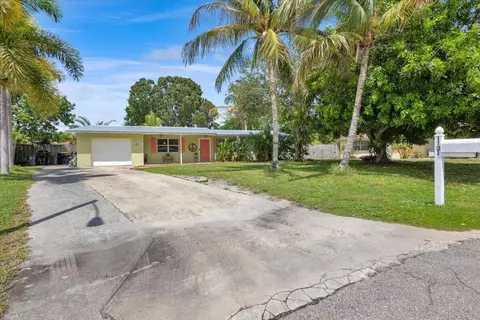 Exterior - 1121 SE Alamanda Ln, Stuart, FL 34996 photo 2 of 15