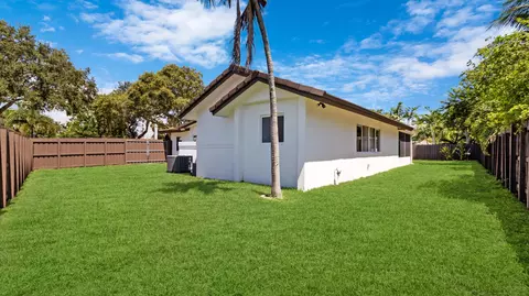 Exterior - 4000 NE 22nd Ave, Lighthouse Point, FL 33064 photo 6 of 10