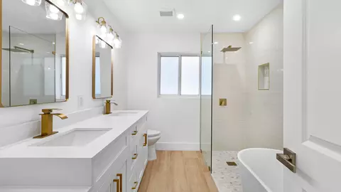 Bath - 4000 NE 22nd Ave, Lighthouse Point, FL 33064 photo 1 of 6