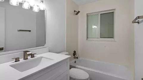 Bath - 4000 NE 22nd Ave, Lighthouse Point, FL 33064 photo 6 of 6