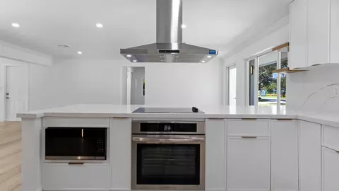 Kitchen - 4000 NE 22nd Ave, Lighthouse Point, FL 33064 photo 2 of 3
