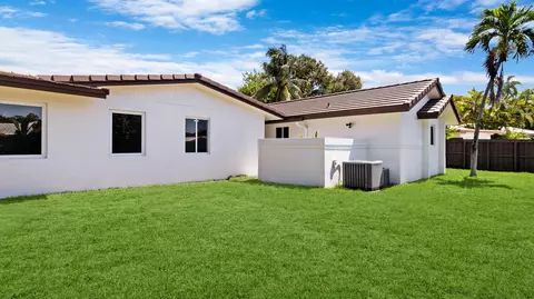 Exterior - 4000 NE 22nd Ave, Lighthouse Point, FL 33064 photo 7 of 10