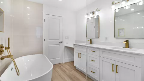 Bath - 4000 NE 22nd Ave, Lighthouse Point, FL 33064 photo 3 of 6