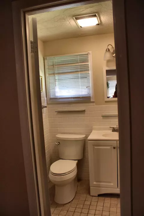 Bath - 3031 SE 33rd Dr, Okeechobee, FL 34974 photo 2 of 2