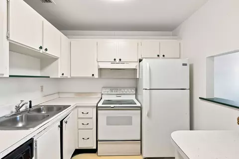 Kitchen - 2600 SE Ocean Blvd #FF-11, Stuart, FL 34996 photo 3 of 3