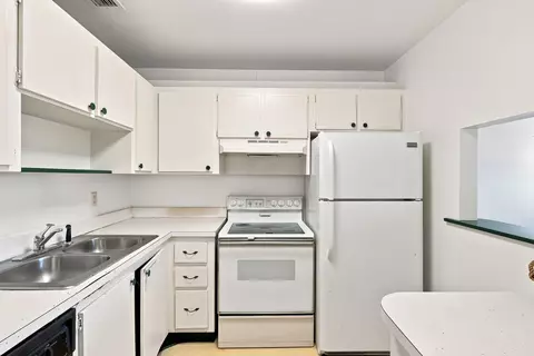 Kitchen - 2600 SE Ocean Blvd #FF-11, Stuart, FL 34996 photo 1 of 3