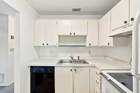 Kitchen - 2600 SE Ocean Blvd #FF-11, Stuart, FL 34996 photo 2 of 3