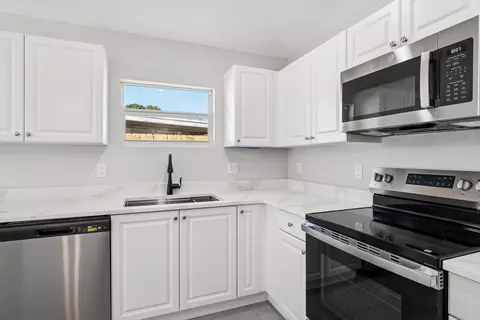 Kitchen - 5232 SE 55th Ter, Stuart, FL 34997 photo 3 of 4