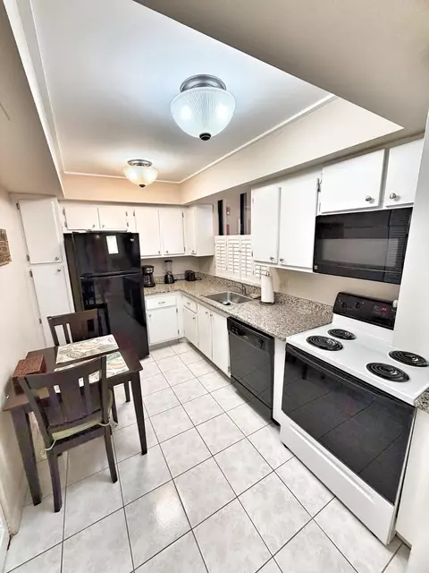 3452 NE Causeway Blvd #102, Jensen Beach, FL 34957