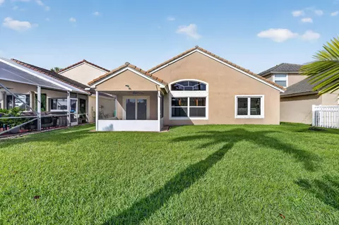 Exterior - 1021 SE Westminster Pl, Stuart, FL 34997 photo 8 of 11