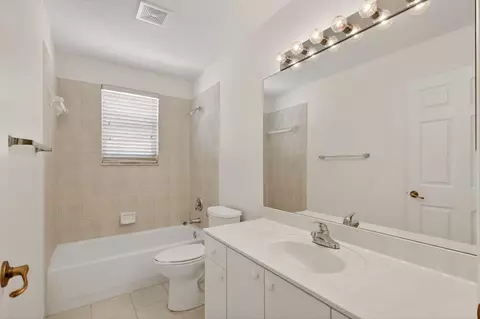 Bath - 1021 SE Westminster Pl, Stuart, FL 34997 photo 4 of 5