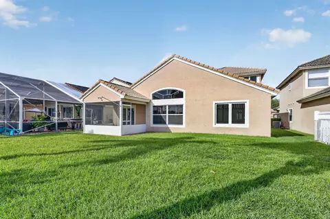 Exterior - 1021 SE Westminster Pl, Stuart, FL 34997 photo 9 of 11