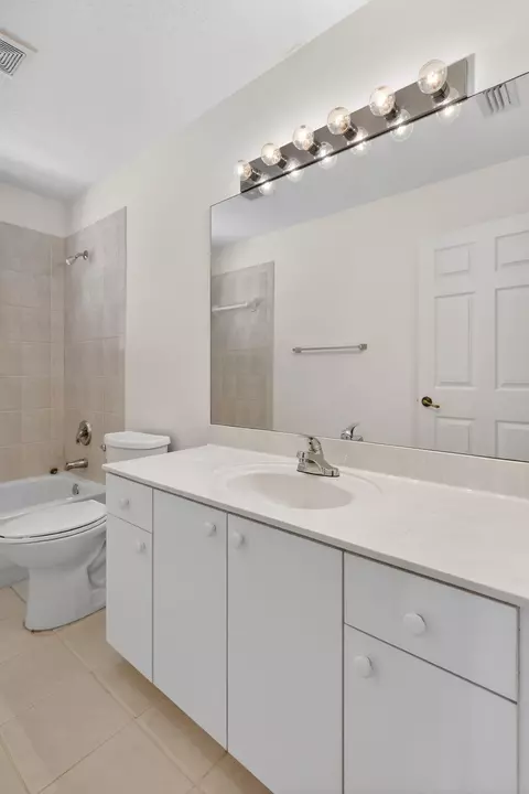 Bath - 1021 SE Westminster Pl, Stuart, FL 34997 photo 5 of 5