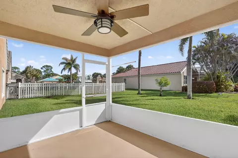 Exterior - 1021 SE Westminster Pl, Stuart, FL 34997 photo 6 of 11