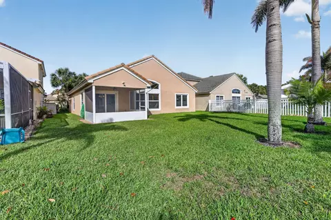 Exterior - 1021 SE Westminster Pl, Stuart, FL 34997 photo 2 of 11