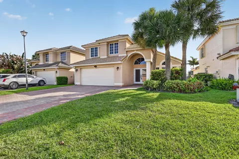 Exterior - 1021 SE Westminster Pl, Stuart, FL 34997 photo 3 of 11