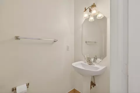 Bath - 1021 SE Westminster Pl, Stuart, FL 34997 photo 3 of 5