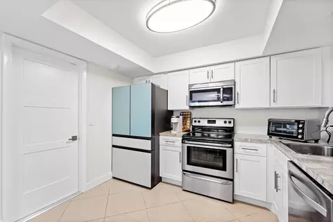 Kitchen - 140 Arrowhead Cir, Jupiter, FL 33458 photo 2 of 2