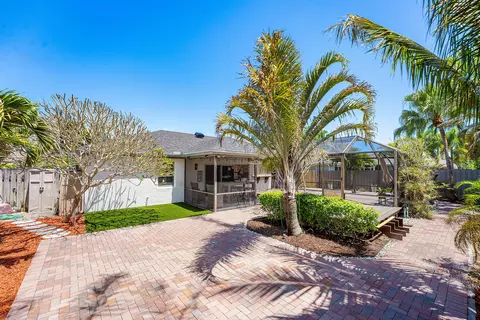 Exterior - 140 Arrowhead Cir, Jupiter, FL 33458 photo 10 of 11