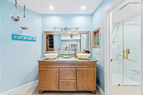 Bath - 140 Arrowhead Cir, Jupiter, FL 33458 photo 2 of 3