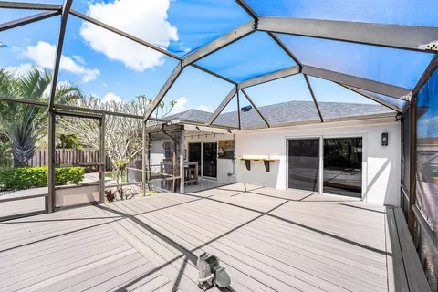 Exterior - 140 Arrowhead Cir, Jupiter, FL 33458 photo 5 of 11