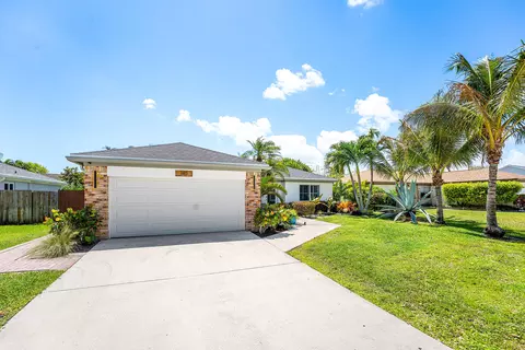 Exterior - 140 Arrowhead Cir, Jupiter, FL 33458 photo 4 of 11