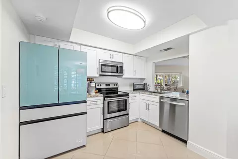Kitchen - 140 Arrowhead Cir, Jupiter, FL 33458 photo 1 of 2