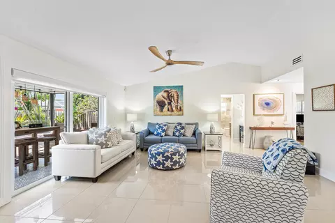 Living - 140 Arrowhead Cir, Jupiter, FL 33458 photo 3 of 3