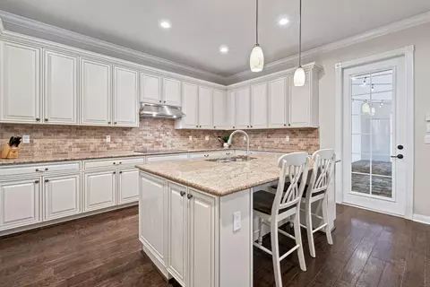 Kitchen - 2664 Greenway Dr, Jupiter, FL 33458 photo 3 of 7