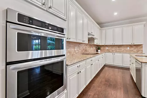 Kitchen - 2664 Greenway Dr, Jupiter, FL 33458 photo 7 of 7